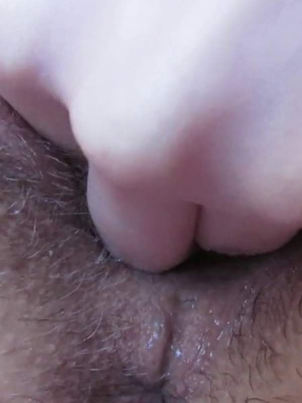 Amateurin masturbiert und wird mit dem Finger gefickt