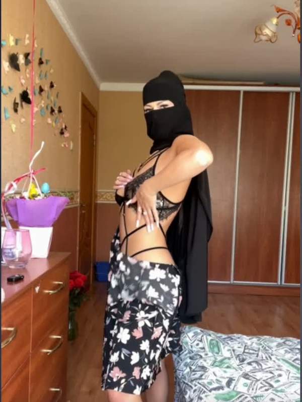 Tschechische Muslimin zeigt Arsch und wartet auf großes Kladivo