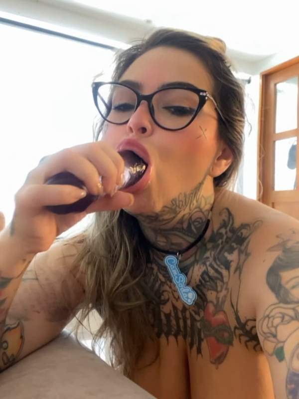 Blonde mit Brille und Tattoo macht Dildo-Deepthroat