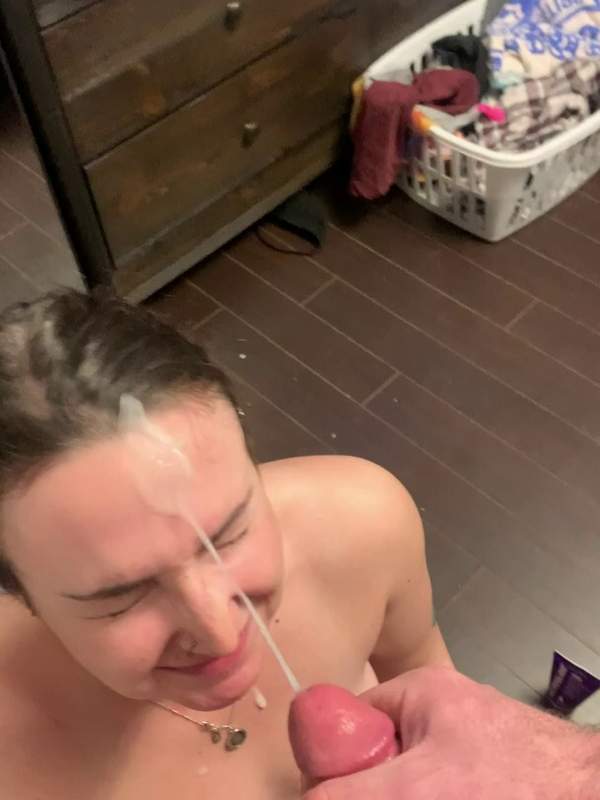 Amateur-Szene mit tiefem Deepthroat und Cumshot