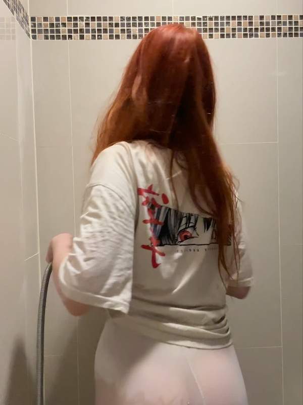 Blonde Lateinamerikanerin masturbiert mit kleinen Titten