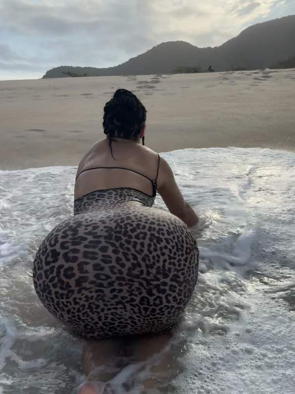 Niedliche Teenie zeigt Arsch am Strand