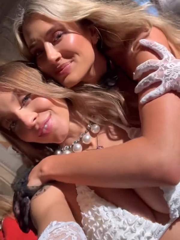 Sydney Sweeney als Blonde mit BH und Durchsickern
