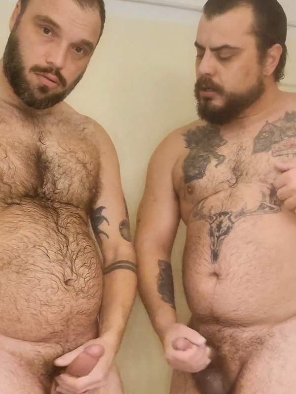 Zwei tätowierte Schwänze explodieren beim Amateur Gay Sex