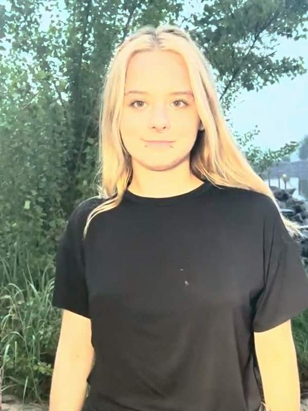 Blonde zeigt ihre Brüste im Freien
