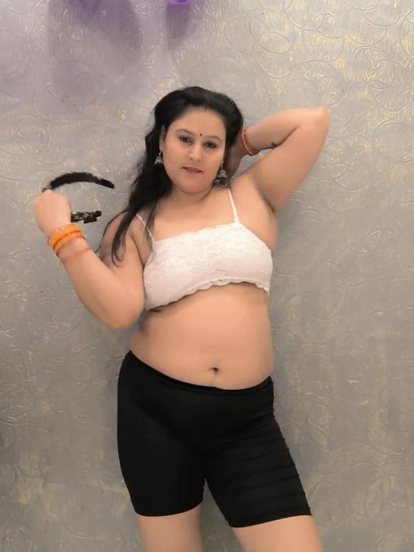 Junge Frau mit großen Titten beim Sex