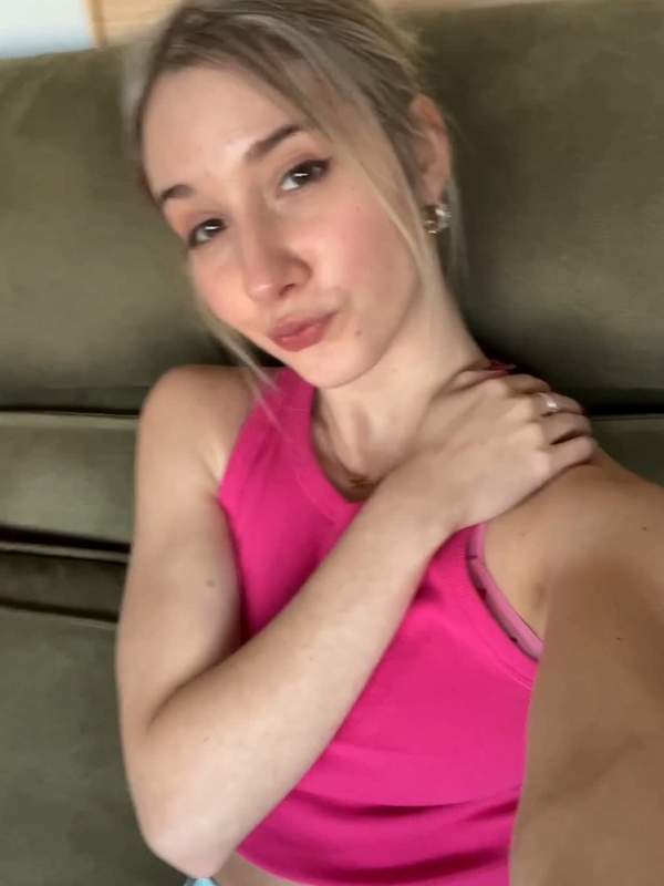 Heiße Blondine aus Deutschland zeigt sich allein zu Hause