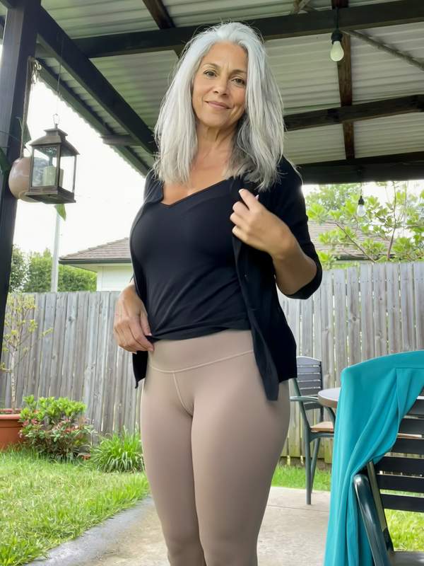 Reife Frau in Leggings neckt draußen