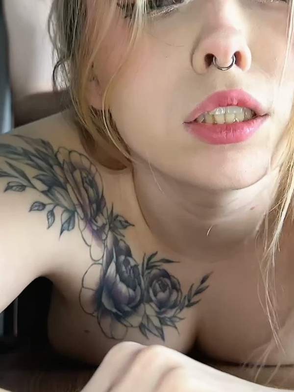 Blonde Amateurin mit Tattoo fickt dich im Doggystyle