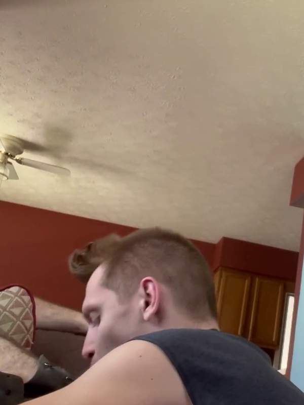 Papi kommt während des Blowjob