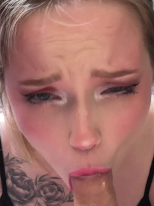 Lesana Mild lutscht tief in die Kamera