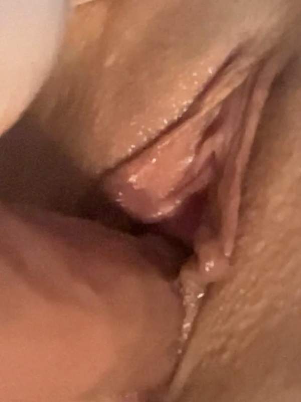 Tätowierte Mutter mit kleinen Titten nutzt Dildo für analen Solo-Sext