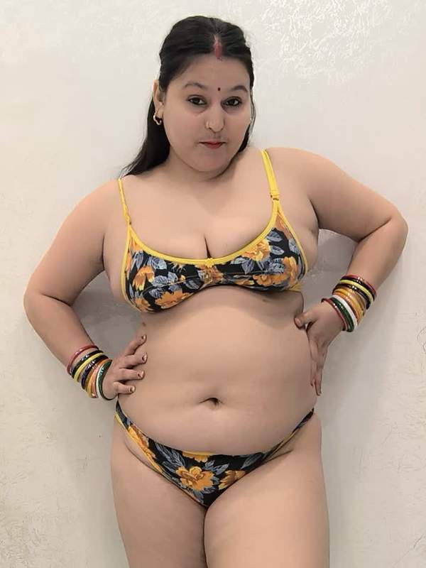 Mollige Desi-Dame hängt und zeigt ihre Titten