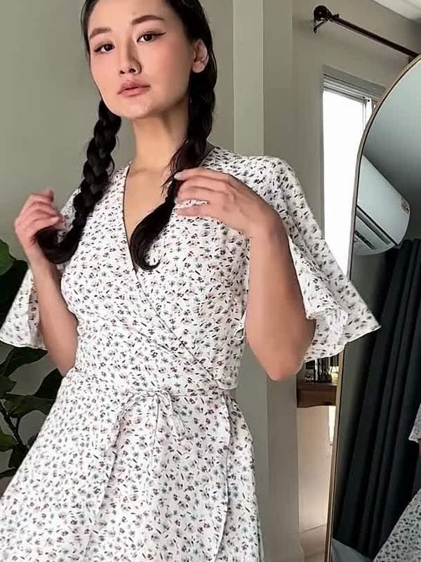 Niedliche asiatische Amateurmodel zeigt sich verliebt und wird gefickt.