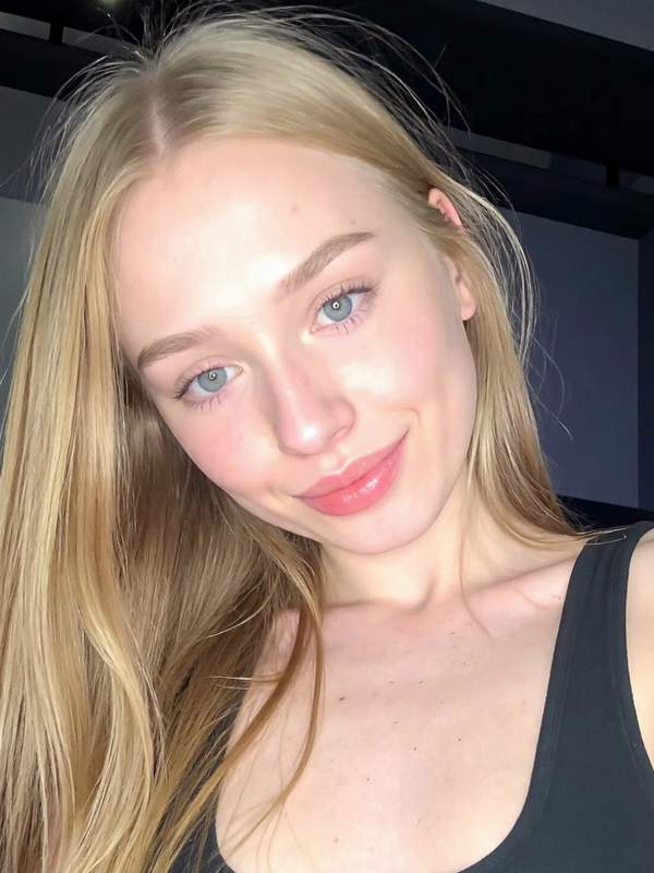 Blonde Amateurin neckt sich selbst und lächelt
