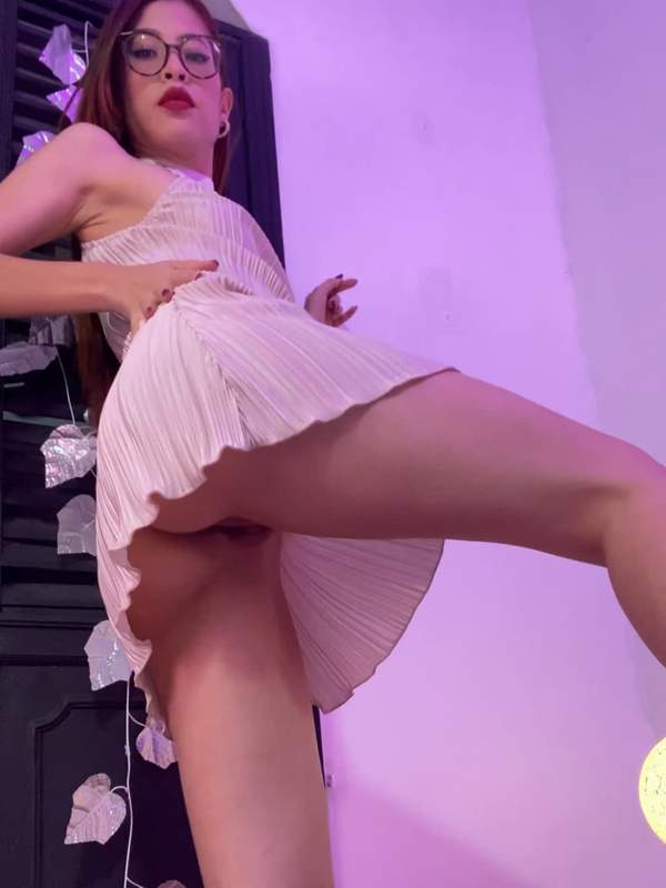 Sie fragt, ob sie in ihrem neuen Kleid fuckable aussieht.