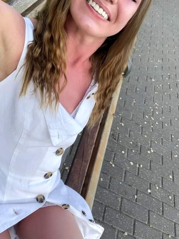 Amateurin macht freche Selfies in kleinem Kleid
