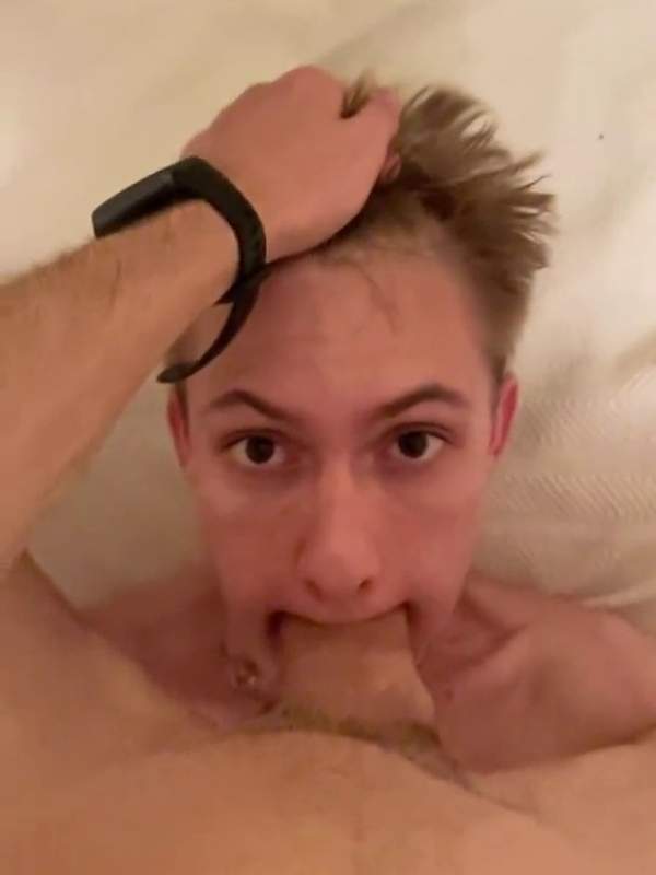 Sie wird von einem jungen Schwulen tief im Hals gefickt