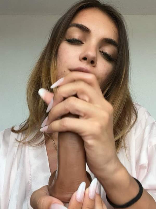 Brünette Sophie Stürme fingert sich unter Vibratorspannung