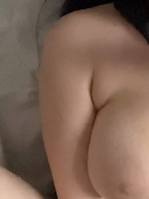 Nette Mutter mit Brille macht Solo-Anal
