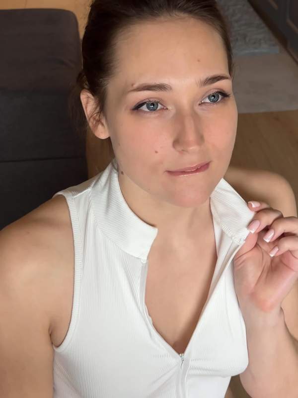 Sexy Amateurin mit großen Titten beim Solo