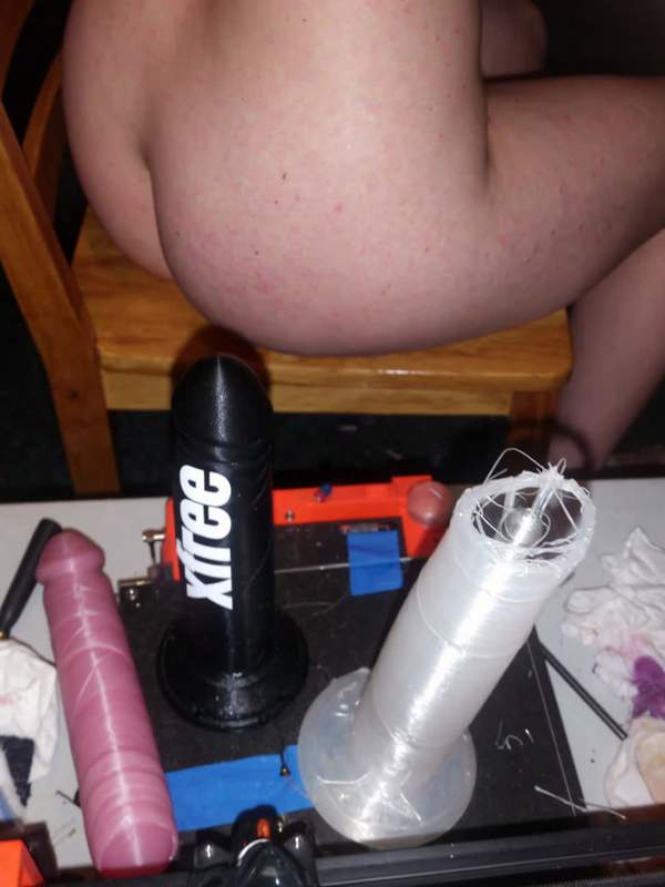 Natürliche Titten spielen mit meinem 3D gedruckten Dildo