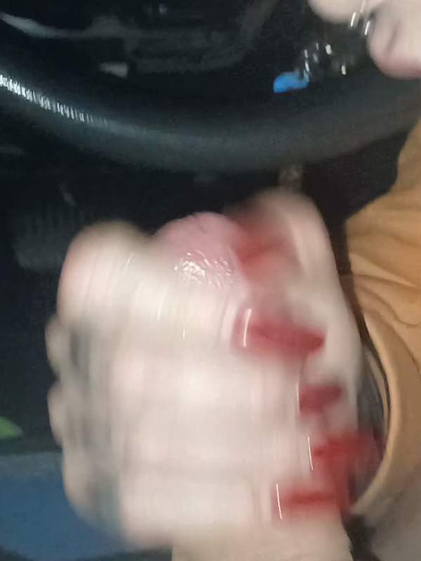 Blonde Mutter lutscht Cock im Auto