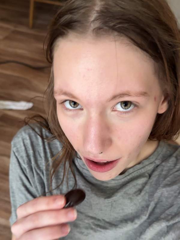 Brünette Frau leckt Nüsse und schiebt Finger tief in den Mund