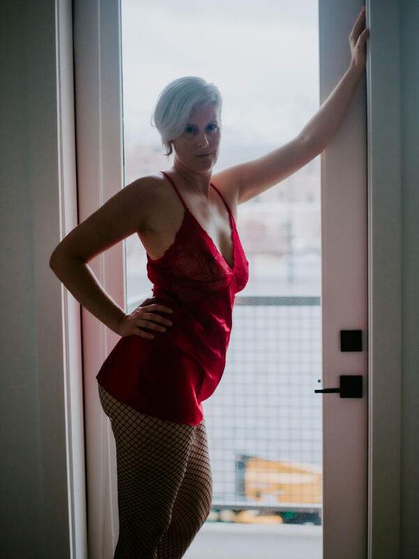 Blonde MILF in roten Kleid und Netzstrümpfen