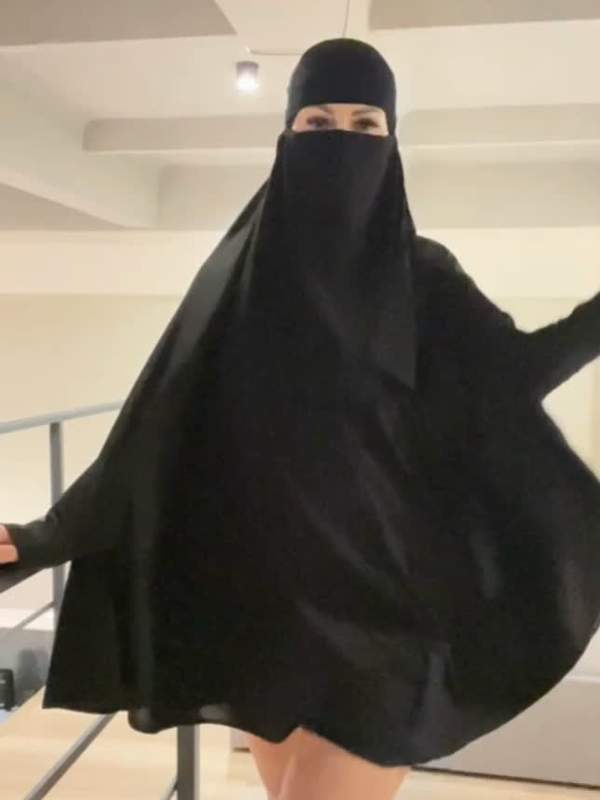 Jasmina, die muslimische Mutter, zeigt ihren großen Arsch