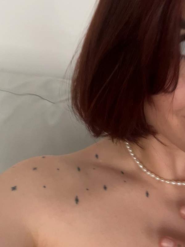 Schönes Mädchen mit großen Titten zeigt sich solo