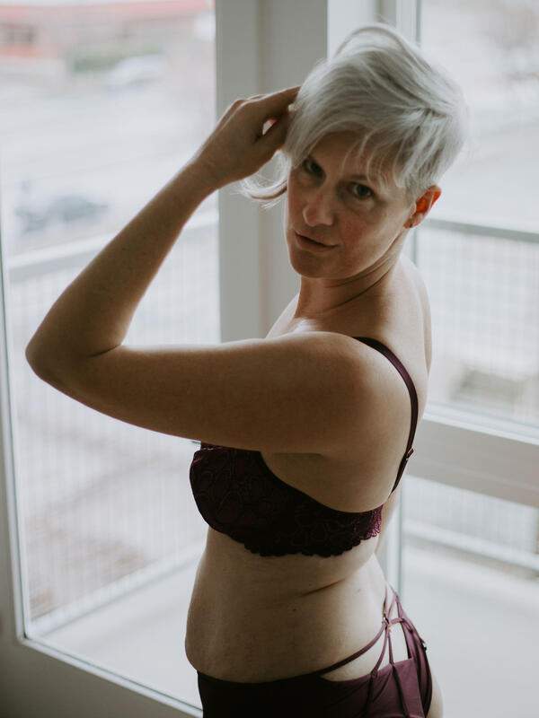 Blonde MILF zeigt ihren Arsch und streift Kleidung