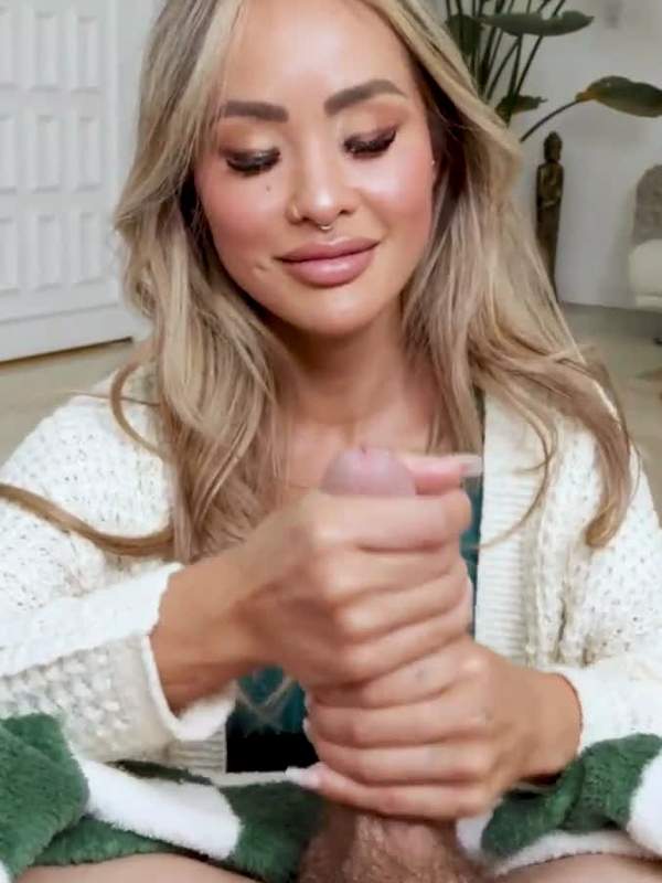 Blonde mit Piercing kanten den Penis