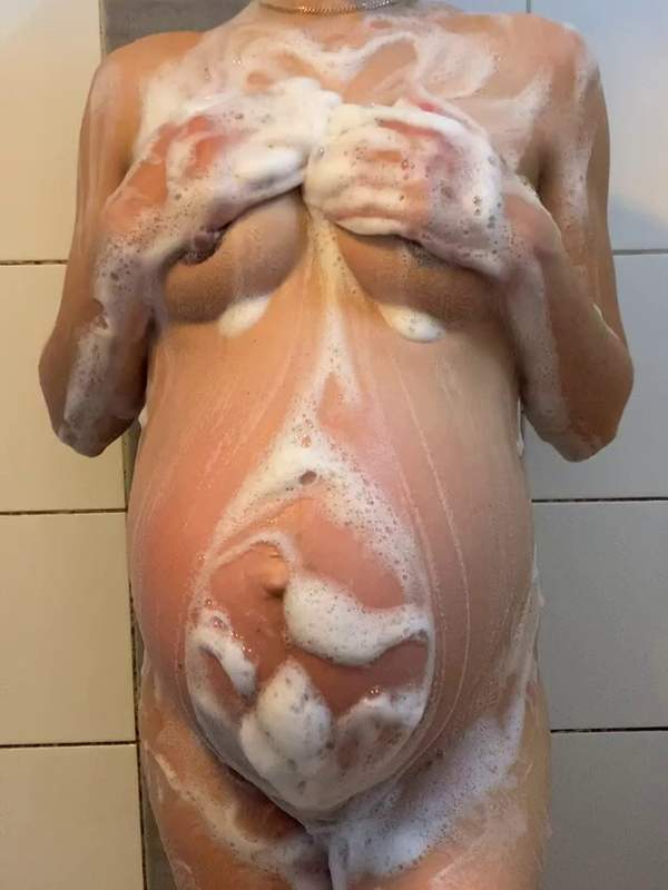 Schwangere Frau macht in der Dusche Sex