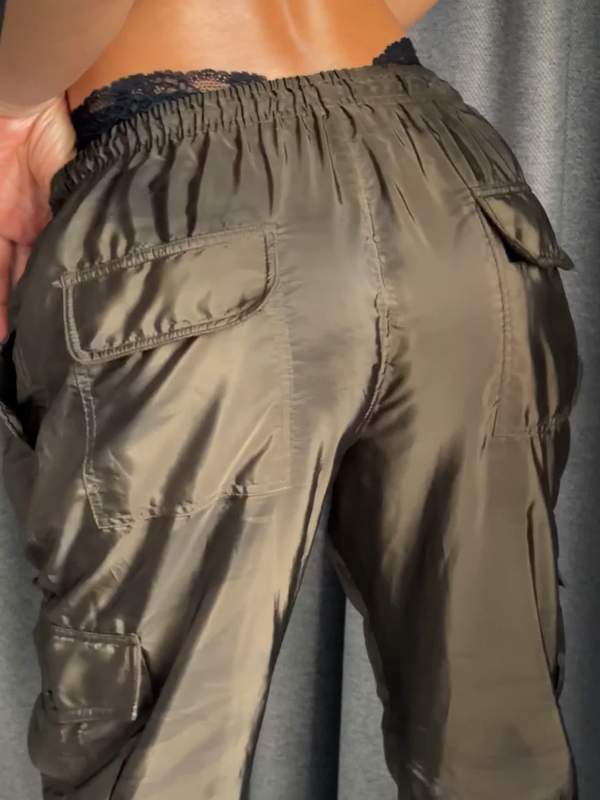 Schlanke Amateurin in Cargo-Hosen und Unterwäsche zeigt Arsch und Necken