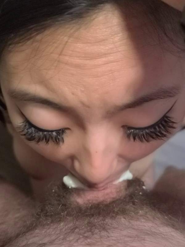 Dieser asiatische Hottie mit langen Wimpern lutscht an einem fleischigen Schwanz wie ein Nudel