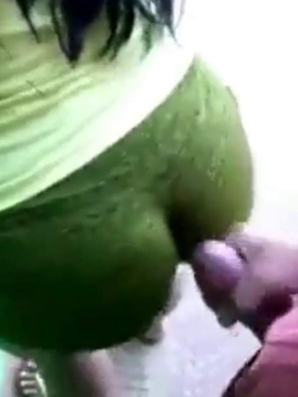 Nette Teenie masturbiert und wird interracial von hinten gefickt