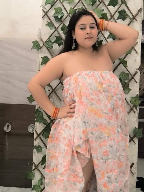Indische Frau zeigt ihre Brüste