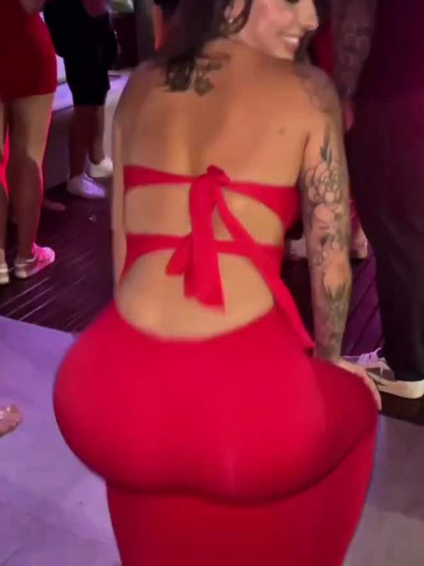 Karol Roselin zeigt sich nackt und treibt ihren Arsch tief rein