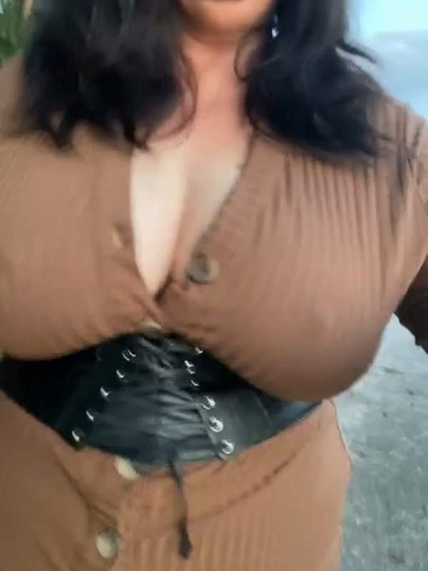 Amateurin zeigt Titten und spritzt im Public