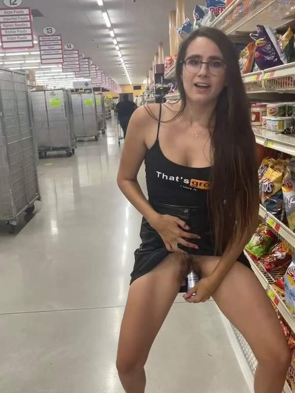 Teen in Brille macht im Supermarkt Hardcore