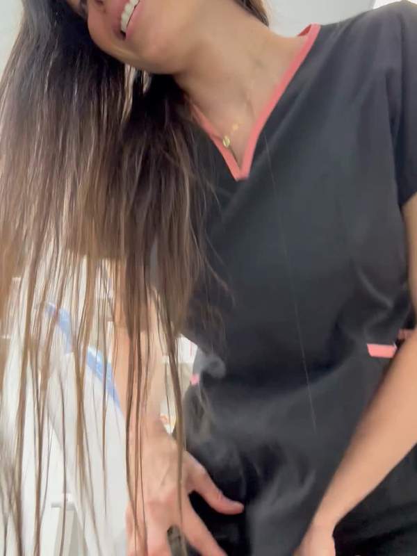 Mutter sitzt auf Gesicht ihrer Patienten