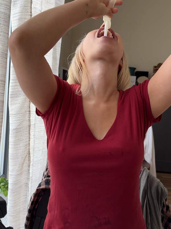 Blondine trinkt Sperma aus Kondom