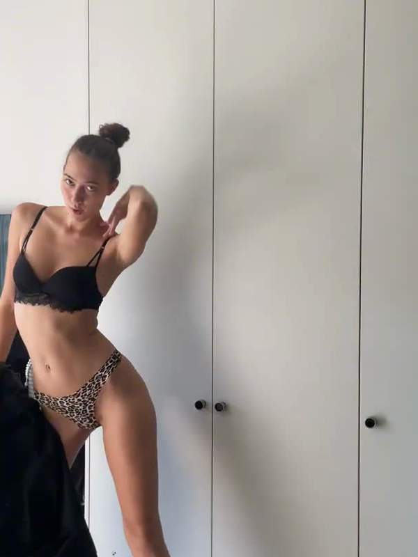 Wishudis sex Reel - ein Pornosexvideo mit einer hübschen blonden Amateurin