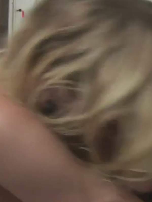 Blonde Bombshell wird in der Badewanne von Amateuren gefickt