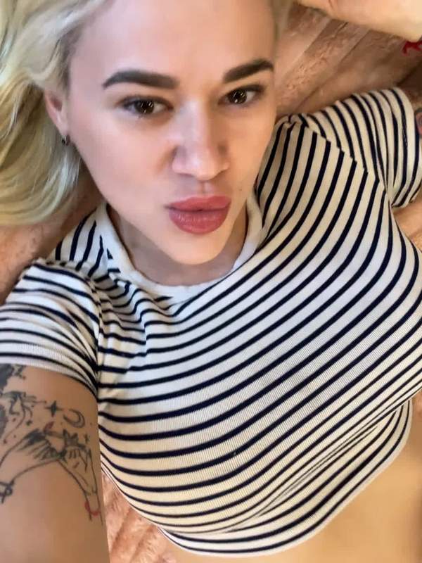 Schwangere Mutter mit Tätowierung und Nippelpiercing wird von Amateur gefickt