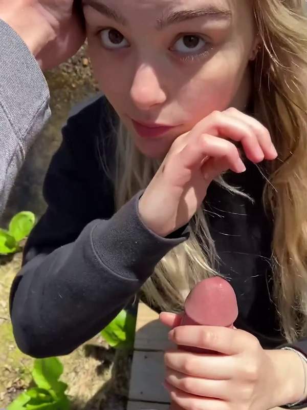 Blonde Amateure lutschen draußen tief