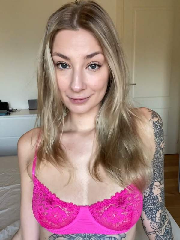 Blonde Mutter tanzt solo in BH