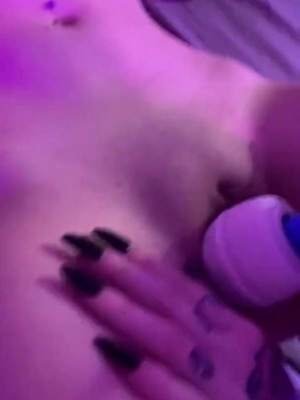 Lesben mit Tattoos nutzen Dildo