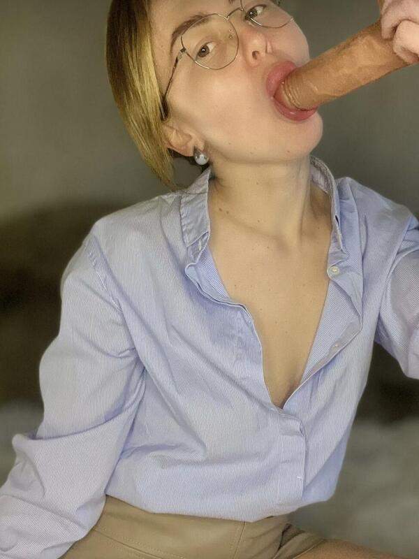 Mutter zeigt Dildo und erklärt, dass es ihr nicht mehr reicht